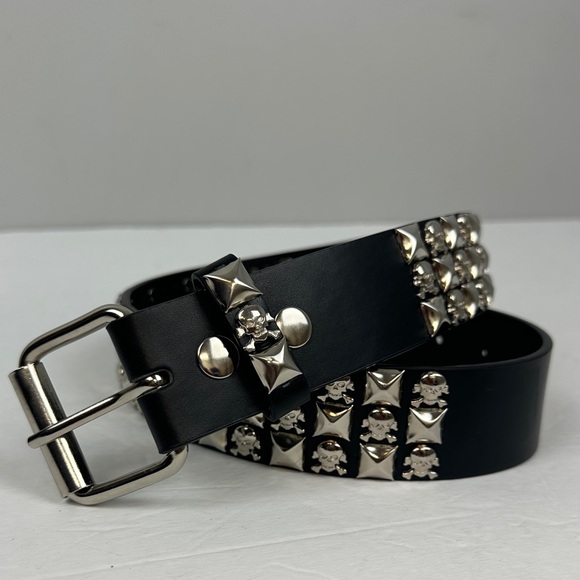 Hot Topic Skulls & Crossbones Three Row Pyramid Stud Belt Sz S - Picture 2 of 11